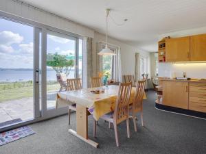 cocina y comedor con mesa y sillas en Holiday Home Launo - 150m to the inlet in SE Jutland by Interhome en Børkop