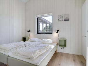 Postel nebo postele na pokoji v ubytování Holiday Home Alpo - 450m from the sea in SE Jutland by Interhome
