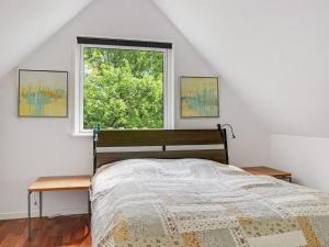 um quarto com uma cama e uma janela em Holiday Home Vilhelm in SE Jutland by Interhome em Give