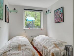 Duas camas num quarto com uma janela em Holiday Home Vilhelm in SE Jutland by Interhome em Give