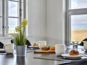 Frokost for gjester på Holiday Home Semra - 150m to the inlet in Western Jutland by Interhome