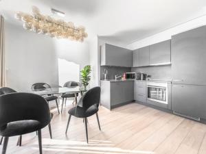 cocina y comedor con mesa y sillas en Chic 2 bedroom apartment near Chillion castle, en Veytaux