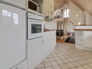 Kuchyň nebo kuchyňský kout v ubytování Holiday Home Thorunn - 100m to the inlet in Western Jutland by Interhome