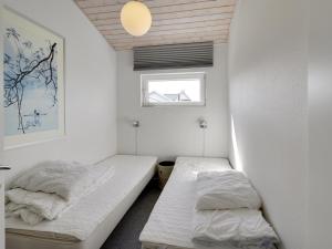 Postel nebo postele na pokoji v ubytování Holiday Home Emmik - 150m from the sea in SE Jutland by Interhome