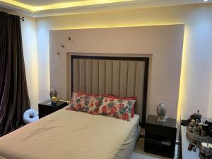 ein Schlafzimmer mit einem Bett mit einem roten Kissen in der Unterkunft Villa Ali in Marrakesch