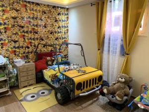 ein Kinderschlafzimmer mit einem Spielzeugjeep darin in der Unterkunft Villa Ali in Marrakesch