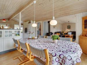 Restaurace v ubytování Holiday Home Hope - 350m to the inlet in Western Jutland by Interhome