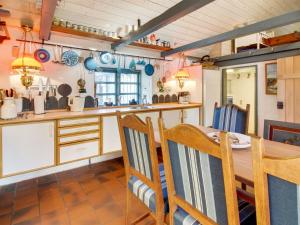 Restoran ili neka druga zalogajnica u objektu Holiday Home Dorita - 500m to the inlet in Western Jutland by Interhome