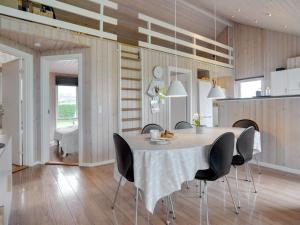 kuchnia i jadalnia ze stołem i krzesłami w obiekcie Holiday Home Nine - 200m from the sea in SE Jutland by Interhome w mieście Børkop