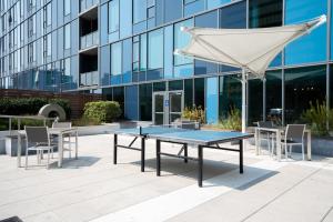 un tavolo da ping pong di fronte a un edificio di San Jose 1BR w Gym Pool nr 280 SFO-751 a San Jose