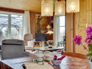 una sala de estar con una mesa con gafas. en Holiday Home Tuki - all inclusive - 700m to the inlet by Interhome, en Struer