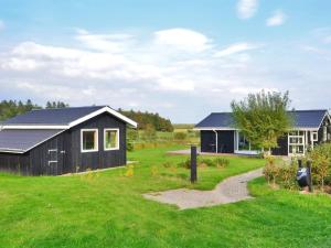 een huis met een zonnedak op een groen veld bij Holiday Home Emille - 300m to the inlet in The Liim Fiord by Interhome in Struer