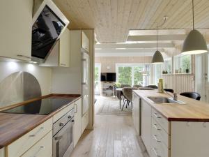 Kuchyň nebo kuchyňský kout v ubytování Holiday Home Erina in SE Jutland by Interhome