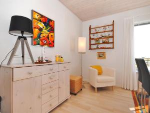 Zimmer mit einer Kommode mit einer Lampe und einem Stuhl in der Unterkunft Apartment Rejhana - 500m to the inlet by Interhome in Øsløs