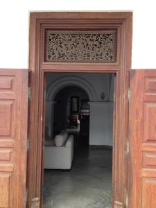 una porta aperta che conduce a un soggiorno con divano di Khalid's Guest House a Galle