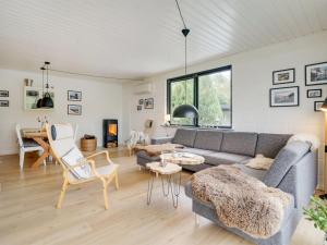 un soggiorno con divano e tavolo di Holiday Home Aina - 250m to the inlet in The Liim Fiord by Interhome a Hjerm