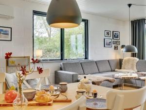 un soggiorno con divano e tavolo di Holiday Home Aina - 250m to the inlet in The Liim Fiord by Interhome a Hjerm