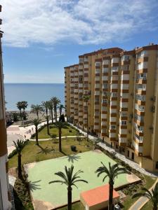 vistas a un parque con palmeras y edificios en Estudio fran centro internacional, en Algarrobo Costa