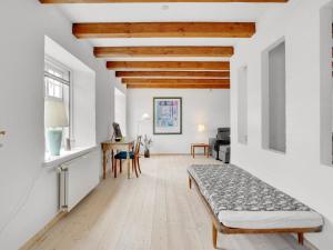 ein Wohnzimmer mit einem Bett und einem Tisch in der Unterkunft Holiday Home Thorge - 75m to the inlet in The Liim Fiord by Interhome in Struer