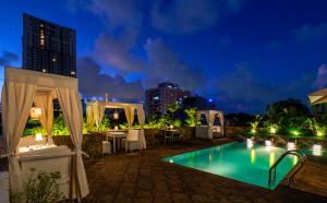 - une vue sur la piscine la nuit dans l'établissement Zylan Colombo, à Colombo