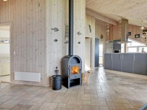 Kuchyň nebo kuchyňský kout v ubytování Holiday Home Elisaveta - 200m from the sea in NW Jutland by Interhome