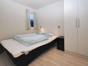 Postel nebo postele na pokoji v ubytování Apartment Ingeborre - 100m to the inlet in NW Jutland by Interhome