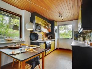 FrøstrupにあるHoliday Home Finelly - 7km from the sea in NW Jutland by Interhomeの中央にテーブル付きのキッチン