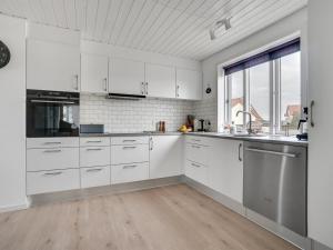 Kuchyň nebo kuchyňský kout v ubytování Holiday Home Thilla - 100m from the sea in NW Jutland by Interhome