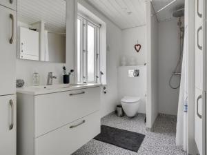 Koupelna v ubytování Holiday Home Thilla - 100m from the sea in NW Jutland by Interhome