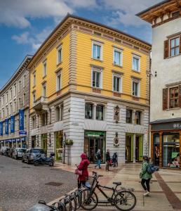 un edificio giallo sul lato di una strada di The Place - Only Self Check-in - No Reception a Trento