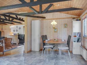 eine Küche und ein Esszimmer mit einem Tisch und Stühlen in der Unterkunft Holiday Home Alpi - 250m to the inlet in The Liim Fiord by Interhome in Struer