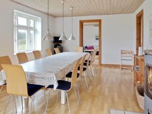 - une salle à manger avec une table et des chaises dans l'établissement Holiday Home Aryan - 5km from the sea in NW Jutland by Interhome, à Frøstrup