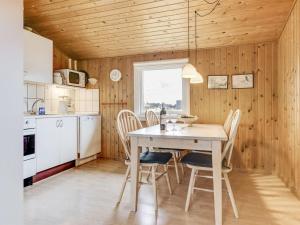 Kuchyň nebo kuchyňský kout v ubytování Holiday Home Siri - 400m from the sea by Interhome
