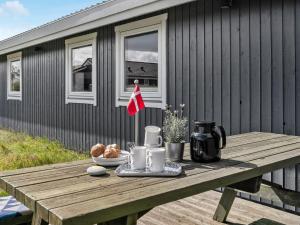 Příslušenství pro přípravu čaje a kávy v ubytování Holiday Home Siri - 400m from the sea by Interhome