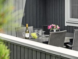 Nápoje v ubytování Holiday Home Siri - 400m from the sea by Interhome