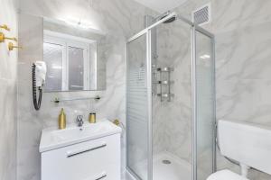 Ванная комната в Exquisite one-bedroom apartment on Av du Casino