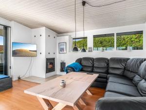 - un salon avec un canapé et une table dans l'établissement Holiday Home Peetu - 200m to the inlet in The Liim Fiord by Interhome, à Doverodde