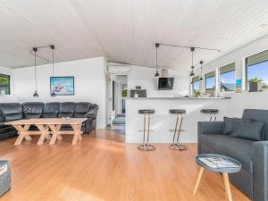 Posezení v ubytování Holiday Home Peetu - 200m to the inlet in The Liim Fiord by Interhome