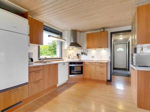 Kuchyň nebo kuchyňský kout v ubytování Holiday Home Ørger - 400m to the inlet in NW Jutland by Interhome