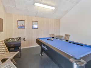 Biliár nebo kulečník v ubytování Holiday Home Benita - 400m to the inlet by Interhome