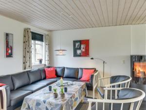 Posezení v ubytování Holiday Home Benita - 400m to the inlet in Western Jutland by Interhome