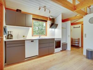 Kuchyň nebo kuchyňský kout v ubytování Holiday Home Gudfast - all inclusive - 300m to the inlet by Interhome