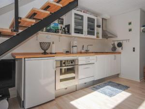 Kuchyň nebo kuchyňský kout v ubytování Apartment Segot - 100m to the inlet in NW Jutland by Interhome