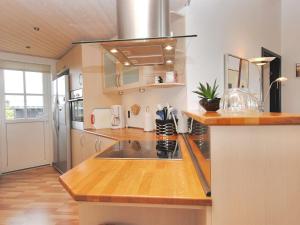 een keuken met een fornuis en een aanrecht bij Holiday Home Eberta - 200m to the inlet in The Liim Fiord by Interhome in Vinderup