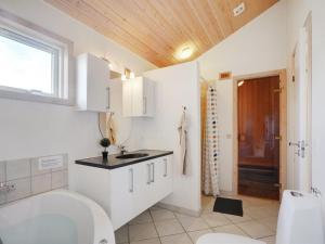 Koupelna v ubytování Holiday Home Tecumseh - 150m from the sea by Interhome