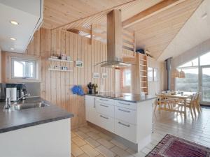 Kuchyň nebo kuchyňský kout v ubytování Holiday Home Tecumseh - 150m from the sea by Interhome