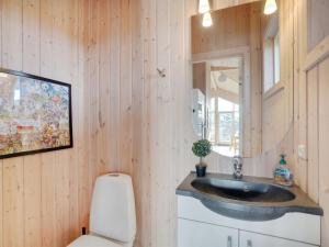 Koupelna v ubytování Holiday Home Tecumseh - 150m from the sea by Interhome