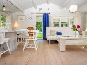 sala de estar con sofá blanco y mesa en Holiday Home Elik - 6km from the sea in NW Jutland by Interhome, en Bedsted Thy
