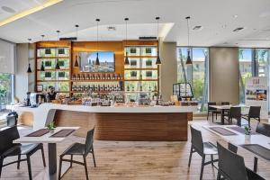 ein Restaurant mit einer Bar mit Tischen und Stühlen in der Unterkunft Modern Penthouse condo with 2 story private terrace in Hollywood