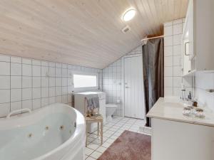 Koupelna v ubytování Holiday Home Madsen - 500m from the sea in NW Jutland by Interhome